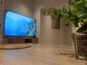 ein Wohnzimmer mit Fernseher und Tisch in der Unterkunft سدارا للأجنحه الفندقيه in Riad