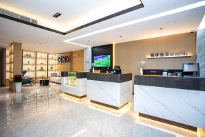 TV a/nebo společenská místnost v ubytování VX Hotel Shanghai Yixian Road Dabaishu