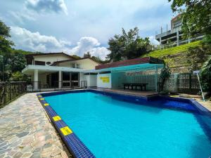 Bazén v ubytování Bukit Tunku Grande Villa by uBook nebo v jeho okolí