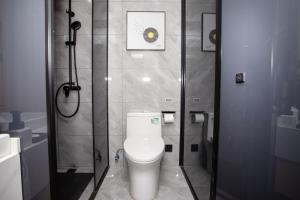 Kopalnica v nastanitvi VX Hotel Shanghai Yixian Road Dabaishu