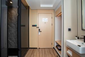 Kopalnica v nastanitvi VX Hotel Shanghai Yixian Road Dabaishu