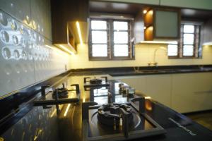 Kuchyň nebo kuchyňský kout v ubytování Highrange villas