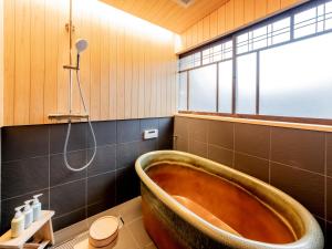 Ένα μπάνιο στο NIPPONIA 美山鶴ヶ岡 Mountain Village