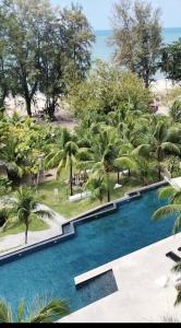 Bazén v ubytování By The Sea Beach Front Sea view Apartment 3 nebo v jeho okolí