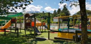 un parco giochi con scivolo e scivoli di Camping Familial - Parc Aquatique - Grande Aire de Jeux à la Montagne ad Agos-Vidalos