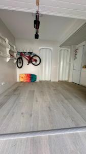 una bicicletta appesa a un muro in una stanza vuota di Bungalow Morro de Gos II REF 054 a Oropesa del Mar