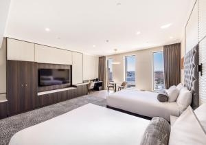 Postel nebo postele na pokoji v ubytování Duxton Hotel Perth