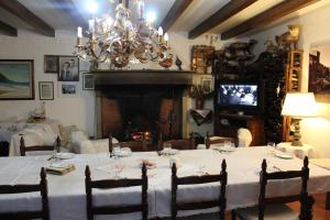 Chiassa SuperioreにあるB&B Elda Country Houseのダイニングルーム(テーブル、シャンデリア付)