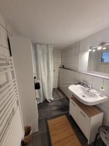 モンシャウにあるFerienhaus Familie Sommerの洗面台とシャワー付きの白いバスルーム +10枚の写真