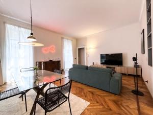 a living room with a couch and a glass table at La tua casa nel cuore di Torino in Turin