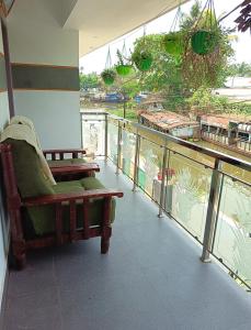 Paddy N Canal Homestay的阳台或露台