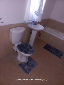 Ένα μπάνιο στο Khalanyoni Guest House