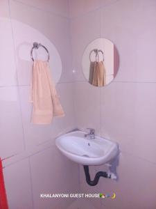 Ένα μπάνιο στο Khalanyoni Guest House