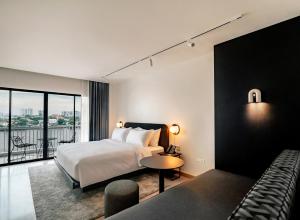 ein Hotelzimmer mit Bett und Balkon in der Unterkunft The StandardX, Bangkok Phra Arthit in Bangkok + 37 Fotos