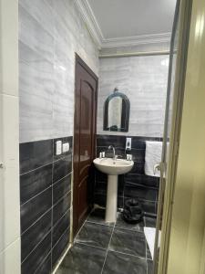 Un baño de Pyramids High View Inn