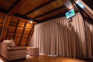 TV a/nebo společenská místnost v ubytování Aadiv Twin Villas