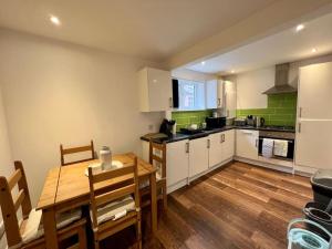 Η κουζίνα ή μικρή κουζίνα στο Stylish, Modern Home in Central Dundee Sleeps 4
