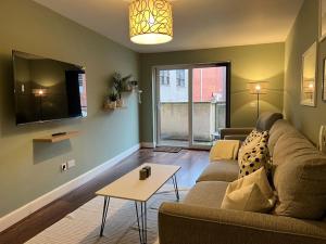 Μια τηλεόραση ή/και κέντρο ψυχαγωγίας στο Stylish, Modern Home in Central Dundee Sleeps 4