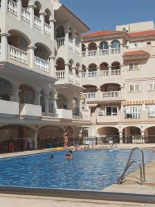 Bazén v ubytovaní Puerto Fino Apartamentos alebo v jeho blízkosti