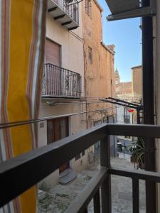a view of an alley from a balcony at La casa nel cortile in Castelbuono