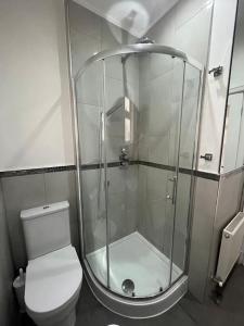 Ένα μπάνιο στο Beautiful 2 Bed Centrally Located Flat Close to 3 Stations