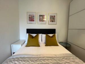 Ένα ή περισσότερα κρεβάτια σε δωμάτιο στο Beautiful 2 Bed Centrally Located Flat Close to 3 Stations