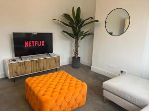 Μια τηλεόραση ή/και κέντρο ψυχαγωγίας στο Beautiful 2 Bed Centrally Located Flat Close to 3 Stations