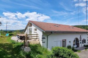ein kleines weißes Haus mit einem Picknicktisch daneben in der Unterkunft Le Grenier de Jules et Marguerite in Liézey