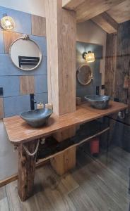ein Badezimmer mit zwei Waschbecken auf einer Holzplatte in der Unterkunft Le Grenier de Jules et Marguerite in Liézey + 23 Fotos