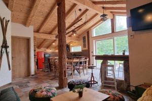 ein großer Raum mit Küche und Esszimmer in der Unterkunft Le Grenier de Jules et Marguerite in Liézey