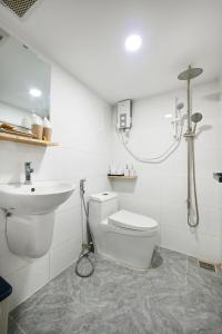 胡志明市Jade Garden by La Doma Express的带马桶和水槽的白色浴室