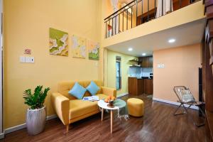 胡志明市Jade Garden by La Doma Express的客厅里有一张沙发和一张桌子。