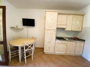 Η κουζίνα ή μικρή κουζίνα στο Appartamento vicino al mare con giardino e veranda