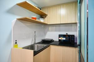 胡志明市Jade Garden by La Doma Express的带水槽和微波炉的小厨房 更多37张照片