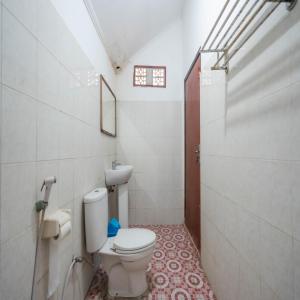 a small bathroom with a toilet and a sink at RedDoorz at Ocean 2 Gili Trawangan in Gili Trawangan
