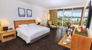 Postel nebo postele na pokoji v ubytování Hyatt Regency Guam