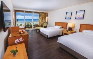 Postel nebo postele na pokoji v ubytování Hyatt Regency Guam