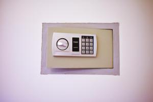 Un interruptor en una pared con una calculadora encima. en Domus DiDio, en Roma