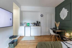 a living room with a table and a kitchen at Romantique Room balneo in Grenoble