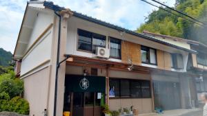 郡上市にある民泊 菅田 金物屋のおばあちゃんち 下呂市金山町菅田の側面に看板がある建物