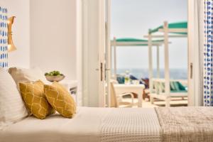 Кровать или кровати в номере Arte & Mare Elia Luxury Suites and Villas