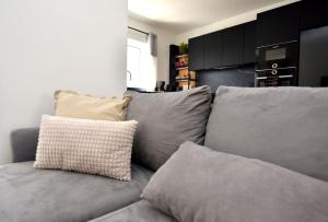 Setusvæði á Spacious 3BR Penthouse with Large Front Terrace - Stone BBQ & Sun Loungers