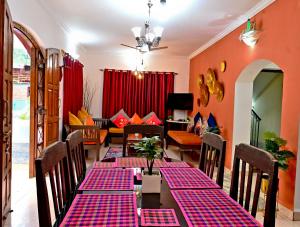 Ruang duduk di GR Stays - 3Bhk Private Villa in Calangute with Private Jacuzzi Pool