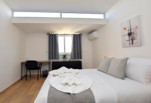 Rúm í herbergi á Spacious 3BR Penthouse with Large Front Terrace - Stone BBQ & Sun Loungers