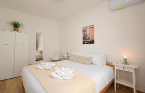 Rúm í herbergi á Spacious 3BR Penthouse with Large Front Terrace - Stone BBQ & Sun Loungers