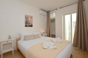 Rúm í herbergi á Spacious 3BR Penthouse with Large Front Terrace - Stone BBQ & Sun Loungers