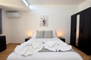 Rúm í herbergi á Spacious 3BR Penthouse with Large Front Terrace - Stone BBQ & Sun Loungers