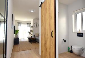 Baðherbergi á Spacious 3BR Penthouse with Large Front Terrace - Stone BBQ & Sun Loungers