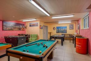 Biliár nebo kulečník v ubytování La chauve souris Home + 7 fotografií