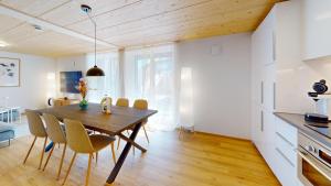 a kitchen and dining room with a wooden table and chairs at HEIMATEL - Ferienhaus Prinz-Lui in Scheidegg